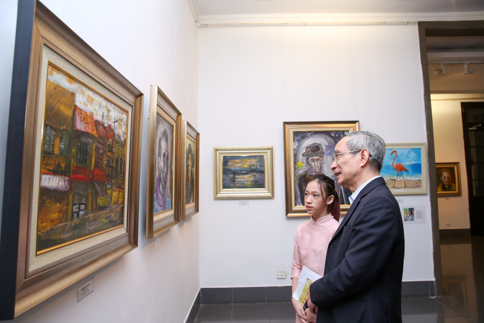 Nguyễn Linh Chi chụp cùng thầy Nguyễn Xuân Khang, hiệu trưởng hệ thống trường Marie Curie. (Ảnh: Minh Sơn/Vietnam+)