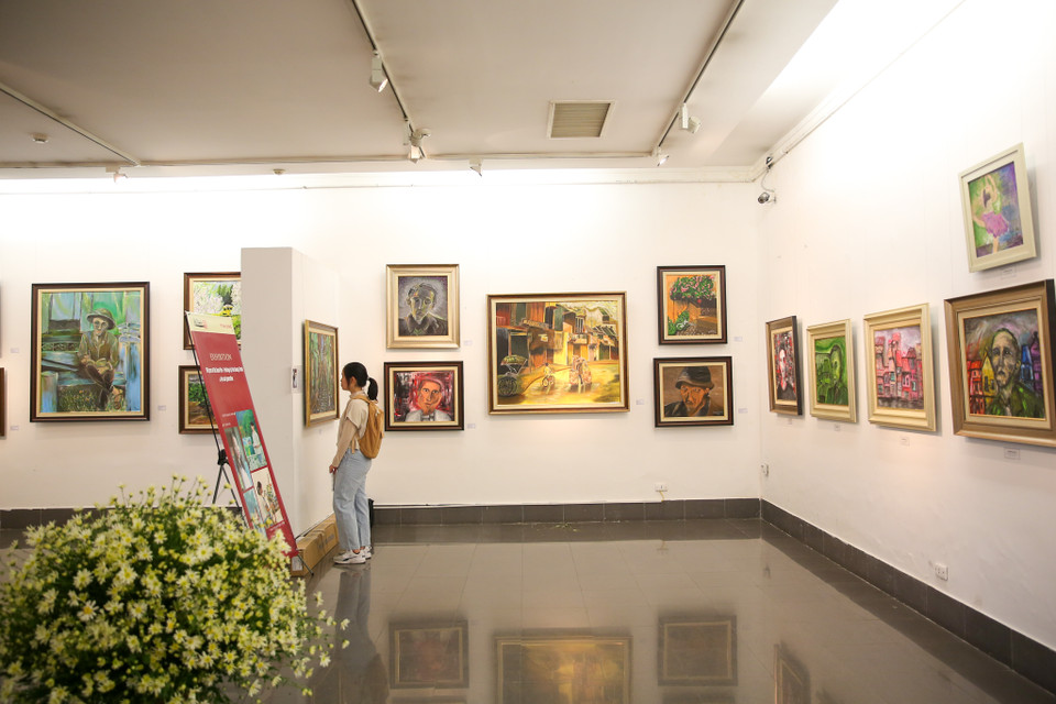 4 học trò của họa sỹ Văn Dương Thành mang tới 50 bức tranh ở 4 phong cách và nhiều chủ đề, trong đó đều có những bức chân dung Bùi Xuân Phái. Ở trong độ tuổi từ 12-15 và chưa từng được gặp Bùi Xuân Phái, các họa sỹ nhí đều có những tác phẩm đậm dấu ấn cá nhân về ông. (Ảnh: Minh Sơn/Vietnam+)