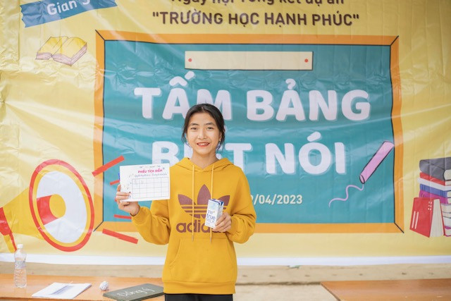 “Em rất thích gian trò chơi Nhanh trí đoàn kết vì các bạn được nêu các luận điểm về nam và nữ, em đã hiểu hơn về khái niệm giới và giới tính. Thông thường trường mới chỉ tổ chức các hoạt động như kéo co và múa, chứ chưa có các trò chơi kiến thức hay như thế này” - Bạn Đinh Thị Nụ học sinh lớp 8B hào hứng chia sẻ sau khi tham gia các trò chơi và đổi quà là sữa TH true MILK. (Ảnh: PV)