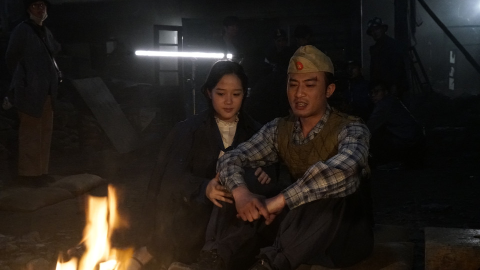 Bộ phim theo chân cặp diễn viên chính: Anh chiến sỹ tự vệ Hà Nội (Doãn Quốc Đam đóng) và cô tiểu thư Hà thành (Thùy Linh) lãng mạn, ngoan đạo, nhưng dám dấn thân vào cuộc chiến. (Ảnh: ĐPCC)