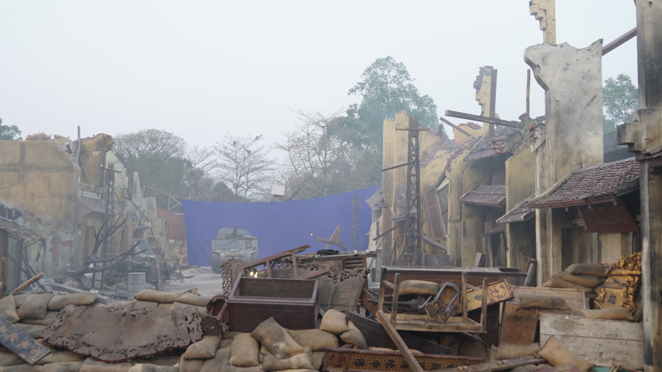 ''Tôi nghĩ đến thời điểm này, ngoài ‘Huyền sử thiên đô’ về thái sư Trần Thủ Độ thì chưa có phim trường nào ở Việt Nam lớn và trọn vẹn, không dựa vào các yếu tố xung quanh như rừng, núi như thế này,'' ông Vũ Việt Hưng chia sẻ. (Ảnh: ĐPCC)