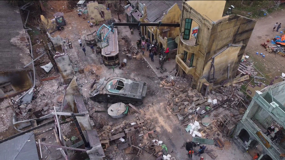 Lấy bối cảnh cuộc chiến đấu 60 ngày đêm bảo vệ Thủ đô mùa Đông năm 1946-mùa Xuân năm 1947, ''Đào, phở và piano'' gây ấn tượng với phim trường rộng tới 6.000m2, tái hiện một khu phố cổ Hà Nội đổ nát vì bom đạn chiến tranh. (Ảnh: CTV/Vietnam+)