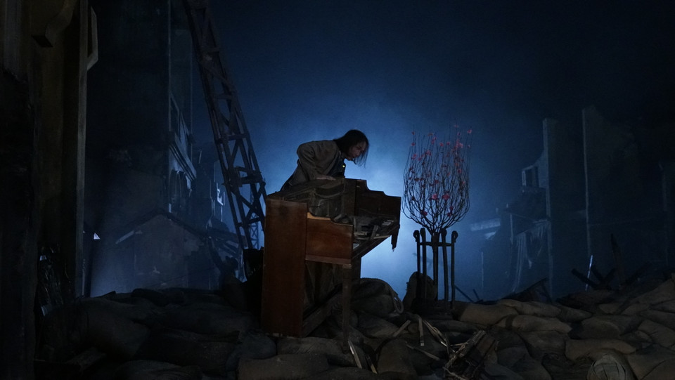 Trên nền cảnh chiến sự khốc liệt, bộ phim đi sâu để kể về vẻ đẹp, sự hào hùng, tinh thần quả cảm, lòng yêu nước của các nhân vật đồng thời đi sâu để lý giải về cốt cách, phẩm chất người Hà Nội. (Ảnh: ĐPCC)