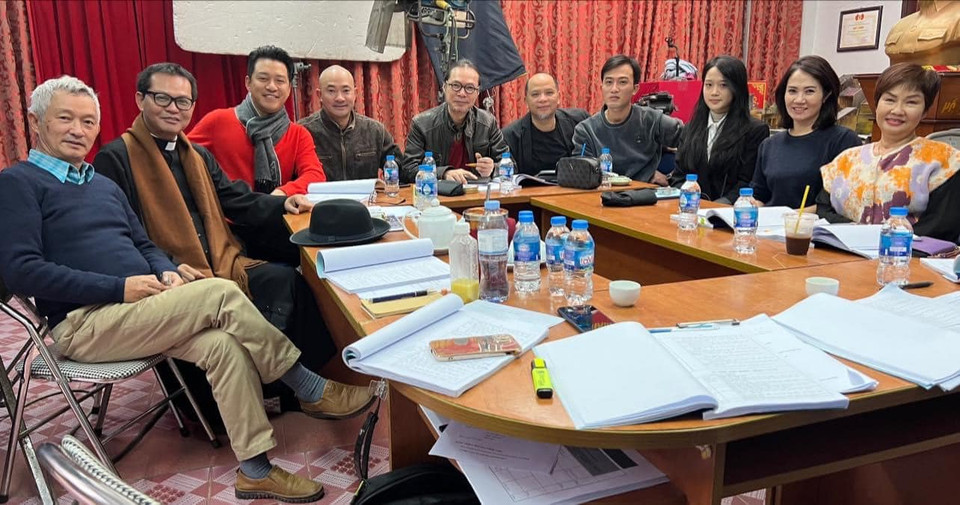 Dàn diễn viên phụ còn có Nghệ sỹ Nhân dân Trung Hiếu trong vai một cha xứ và nam ca sỹ Tuấn Hưng trong vai ông phán ''Tây học.'' Cả hai có cách riêng để thể hiện sự yêu chuộng hòa bình, ủng hộ chính nghĩa của mình. (Ảnh: ĐPCC)