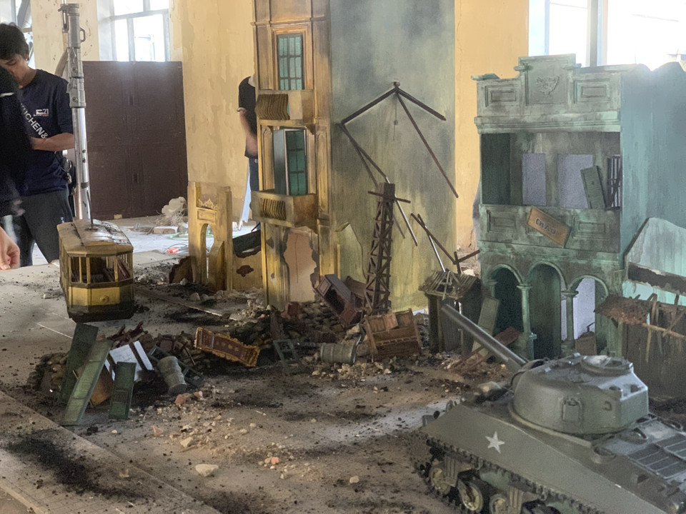 Việc dàn dựng bắt đầu trước tiên qua thiết kế trên mô hình tỷ lệ 1:40, tính toán làm sao để ê-kíp có thể tái hiện một con phố cổ Hà Nội dài 120m.(Ảnh: CTV/Vietnam+)