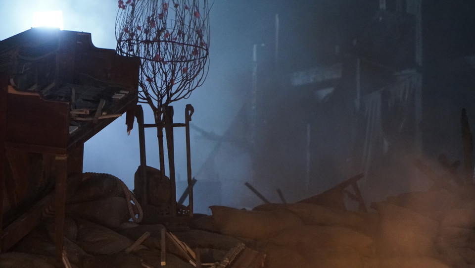 Theo lý giải về tiêu đề phim của đạo diễn-Nghệ sỹ Ưu tú Phi Tiến Sơn: Piano và phở đều là những nét đặc trưng rất đẹp của Hà Nội, còn hoa đào cho thấy chiến sự nổ ra trong những ngày gần Tết. (Ảnh: ĐPCC)