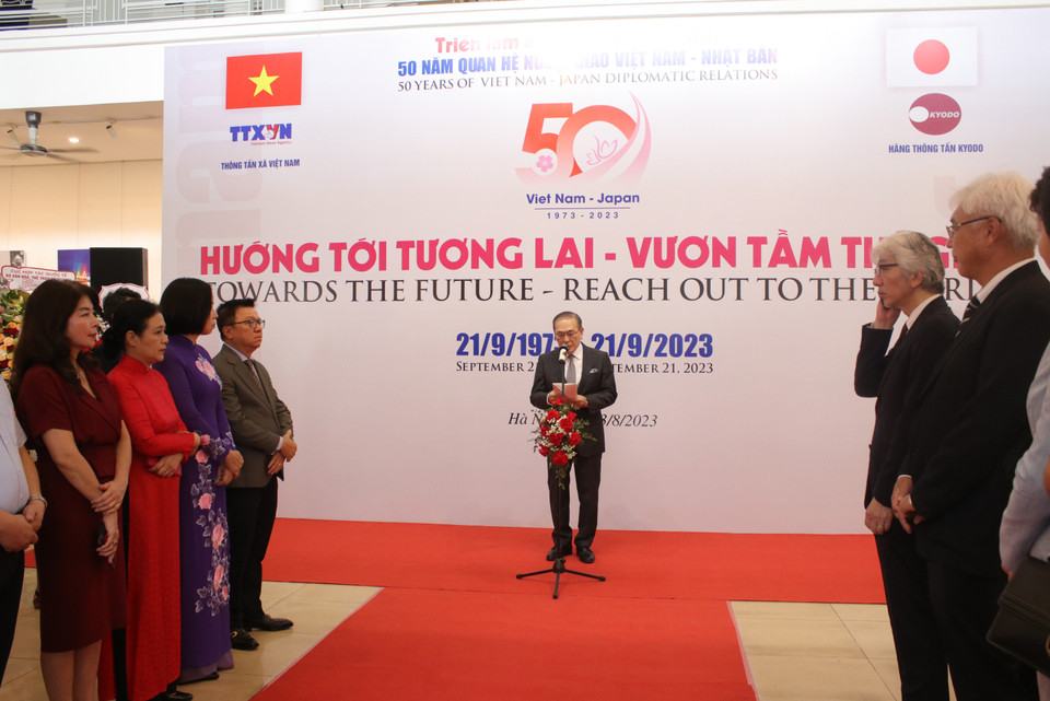 Nói về mối quan hệ giữa hai cơ quan thông tấn, ông Mizutani Toru, Chủ tịch Kyodo News khẳng định: ''Từ lâu, hai cơ quan Thông tấn xã Việt Nam và Kyodo News đã xây dựng mối quan hệ rất chặt chẽ và thân thiện. Triển lãm hôm nay là một dấu mốc ấn tượng, giúp củng cố mối quan hệ hai cơ quan.'' (Ảnh: Minh Anh/Vietnam+)