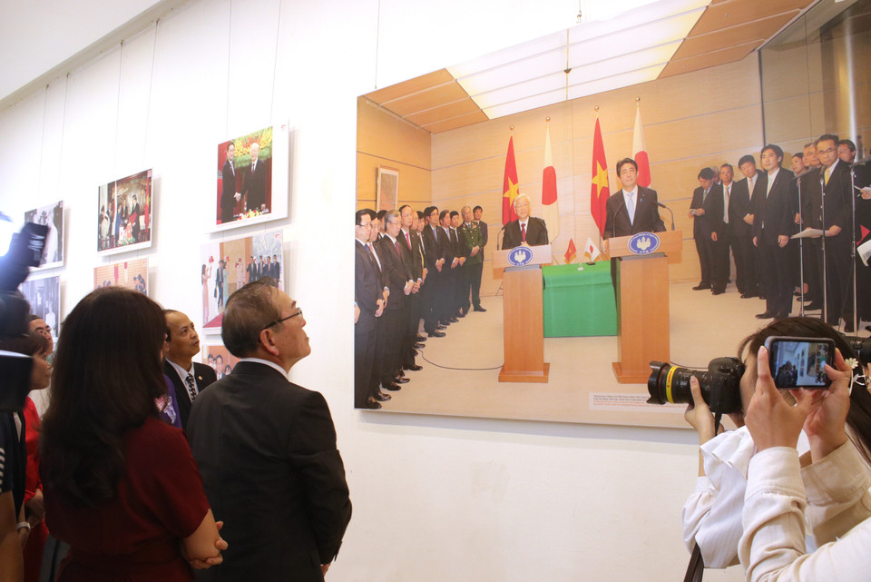 Qua ống kính phóng viên TTXVN và Kyodo News, 50 khoảnh khắc trong triển lãm đã trải dài qua mọi lĩnh vực hợp tác giữa hai nước. (Ảnh: Minh Anh/Vietnam+)
