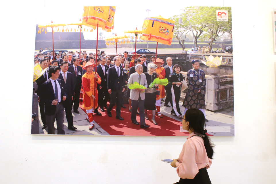 Trong ảnh là khoảnh khắc Nhà vua Nhật Bản Akihito và Hoàng hậu Michiko đến thăm Cố đô Huế với sự đón tiếp nồng hậu của người dân địa phương (2017). (Ảnh chụp lại tư liệu: Minh Anh/Vietnam+)