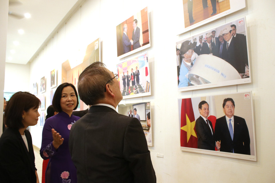Sáng 3/8, tại Nhà thông tin triển lãm 45 Tràng Tiền (Hà Nội), Triển lãm ảnh mang tên ''Việt Nam-Nhật Bản: Hướng tới tương lai, vươn tầm thế giới'' đã chính thức được khai mạc. Sự kiện diễn ra nhân kỷ niệm 50 năm Ngày thiết lập quan hệ ngoại giao Việt Nam-Nhật Bản (21/9/1973 - 21/9/2023), do Thông tấn xã Việt Nam phối hợp với Hãng Thông tấn Kyodo News của Nhật Bản thực hiện. (Ảnh: Minh Anh/Vietnam+)