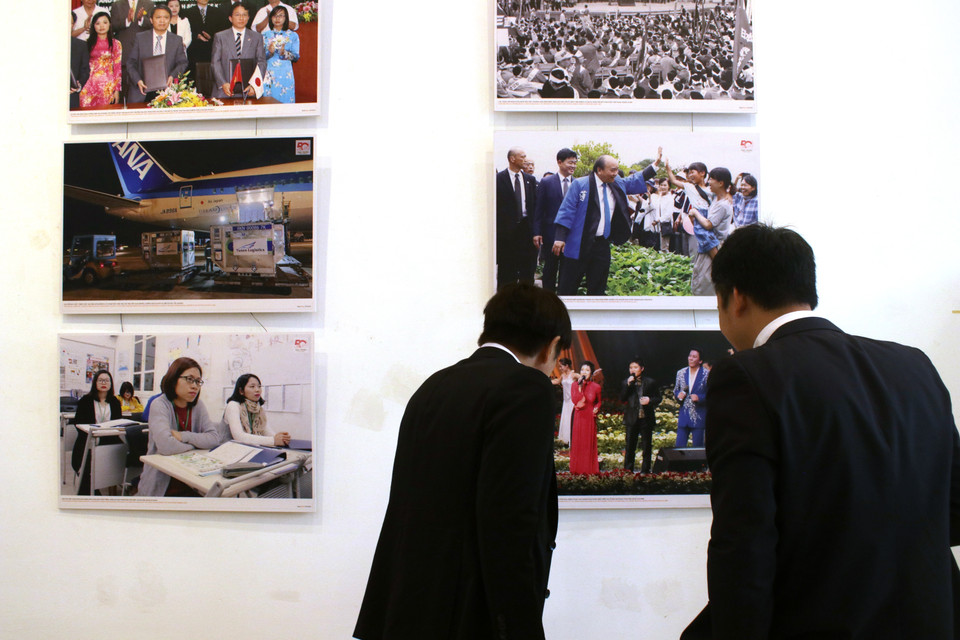 Các khoảnh khắc ghi lại hàng loạt hoạt động giao lưu về văn hóa truyền thống, giáo dục, trợ giúp lẫn nhau trong lúc khó khăn... giữa hai nước cũng được trưng bày tại triển lãm cho thấy cái nhìn toàn diện về mối quan hệ hợp tác Việt-Nhật. (Ảnh chụp lại tư liệu: Minh Anh/Vietnam+)