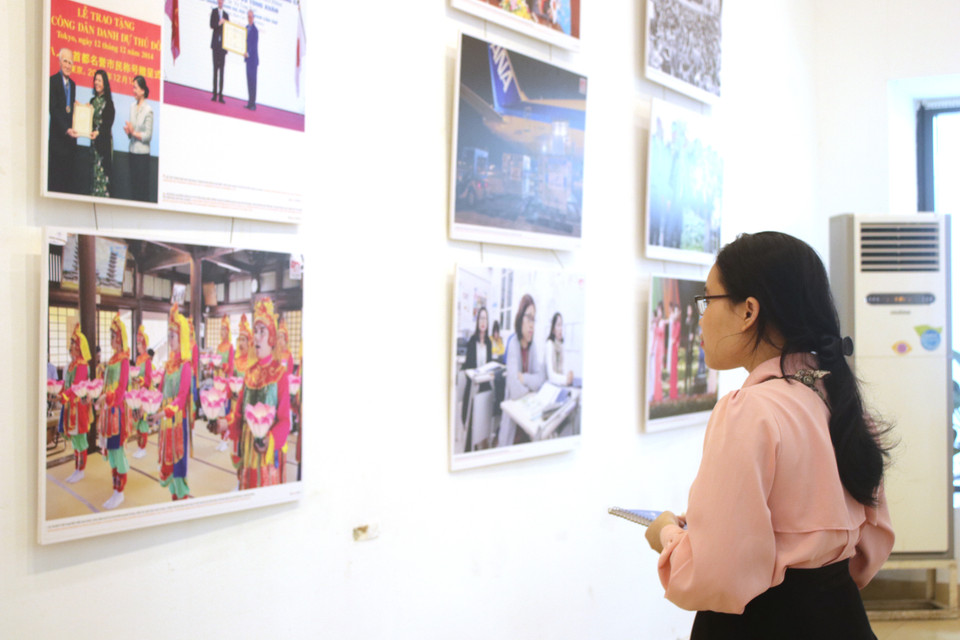 ''Đối với hai nước, tôi mong mối quan hệ song phương sẽ được tiếp tục khẳng định, mỗi cá nhân sẽ cùng góp phần làm cho mối quan hệ này được sâu sắc hơn theo thời gian,'' ông Mizutani Toru nói thêm. (Ảnh: Minh Anh/Vietnam+)