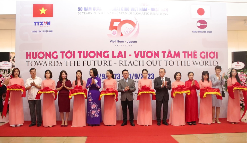 Phó Trưởng ban Tuyên giáo Trung ương, Tổng Biên tập Báo Nhân Dân - ông Lê Quốc Minh; Tổng Giám đốc Thông tấn xã Việt Nam - bà Vũ Việt Trang; Giám đốc Hãng Thông tấn Kyodo News - ông Mizutani Toru; Trưởng ban báo chí và văn hóa Đại sứ quán Nhật Bản tại Việt Nam cùng các đại biểu cắt băng khai mạc triển lãm. (Ảnh:Minh Anh/Vietnam+)