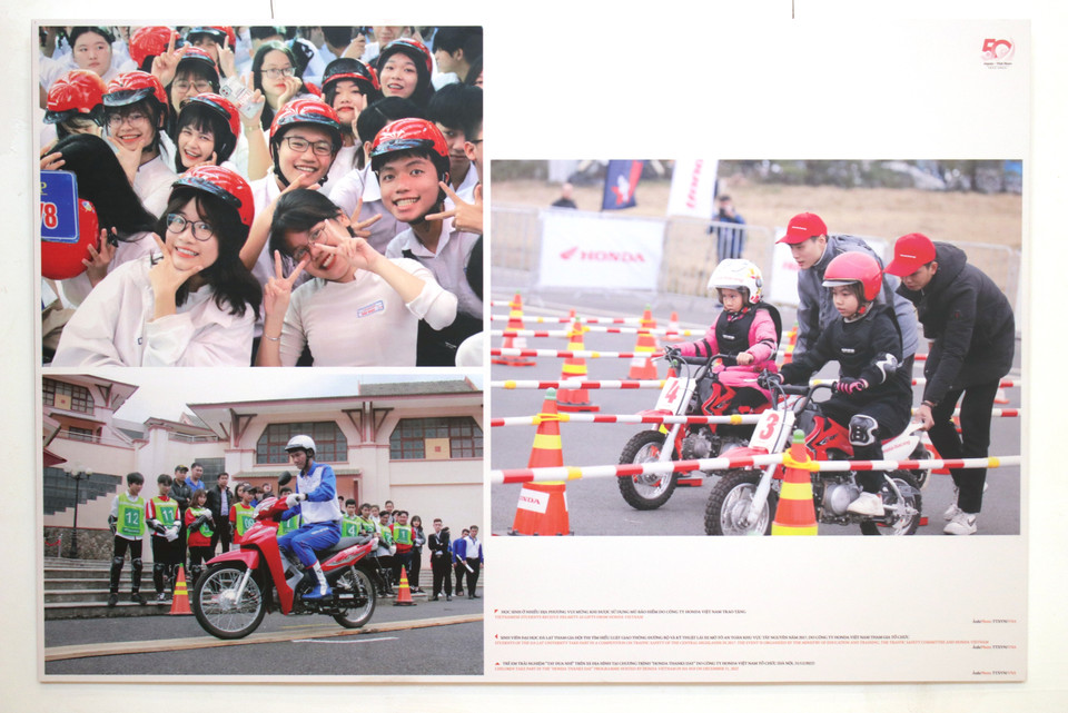 Các hoạt động tuyên truyền, nâng cao nhận thức khi tham gia giao thông được hãng Honda thực hiện trong nhiều năm tại Việt Nam. (Ảnh chụp lại tư liệu: Minh Anh/Vietnam+)