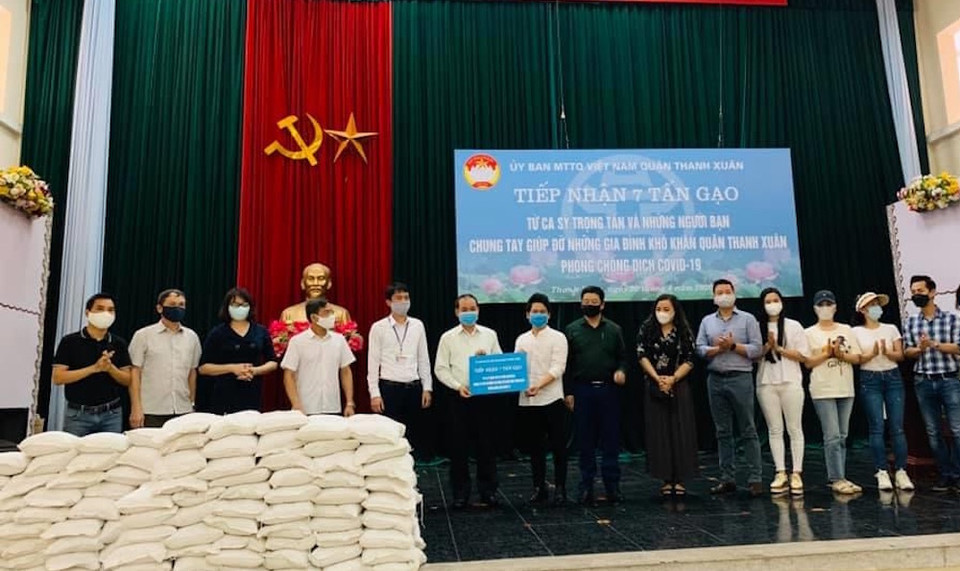 Ngày 20/4, các ca sỹ Trọng Tấn, Đăng Dương, Tấn Minh, Lương Nguyệt Anh, Đinh Hiền Anh, Tố Nga, Lê Mận… đã trao tặng 7 tấn gạo cho những cá nhân, gia đình có hoàn cảnh khó khăn trên địa bàn quận Thanh Xuân, Hà Nội. (Ảnh: CTV/Vietnam+)
