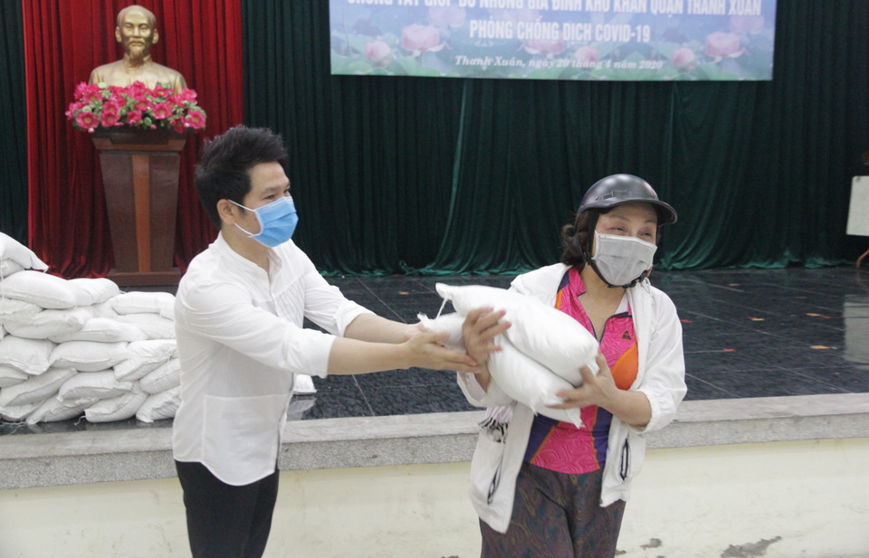 Trong ngày 20/4, ca sỹ Trọng Tấn và nhiều đồng nghiệp đã đi đến thống nhất gây dựng quỹ 'Tình nghệ sỹ' nhằm kết nối các nghệ sỹ và những tấm lòng hảo tâm, chia sẻ khó khăn với cộng đồng trong thời gian tới. (Ảnh: CTV/Vietnam+)