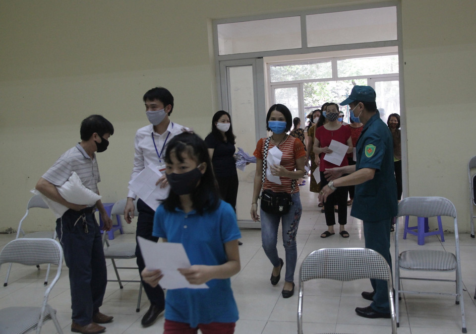 Với sự hỗ trợ của Mặt trận Tổ quốc Việt Nam quận Thanh Xuân, người dân đến nhận gạo đều chấp hành nghiêm túc các yêu cầu về phòng, chống dịch bệnh: đeo khẩu trang, kiểm tra nhiệt độ, xếp hàng giữ khoảng cách… (Ảnh: CTV/Vietnam+)