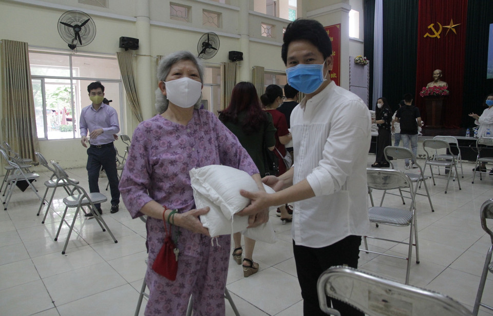 'Dịch COVID-19 đã gây ảnh hưởng sâu sắc tới đời sống, đặc biệt là cuộc sống của những người lao động nghèo. Với chương trình này, chúng tôi muốn góp phần lan tỏa yêu thương, kêu gọi cộng đồng chung tay chia sẻ nhọc nhằn với những cá nhân, gia đình có hoàn cảnh khó khăn giữa dịch bệnh,' ca sỹ Trọng Tấn chia sẻ. (Ảnh: Vietnam+)