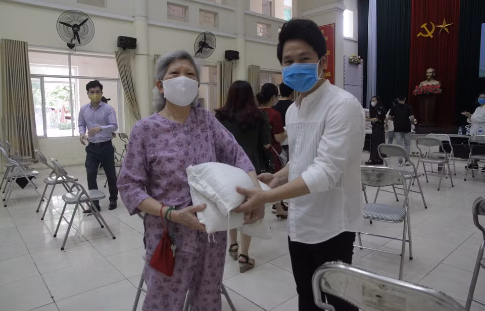 'Dịch COVID-19 đã gây ảnh hưởng sâu sắc tới đời sống, đặc biệt là cuộc sống của những người lao động nghèo. Với chương trình này, chúng tôi muốn góp phần lan tỏa yêu thương, kêu gọi cộng đồng chung tay chia sẻ nhọc nhằn với những cá nhân, gia đình có hoàn cảnh khó khăn giữa dịch bệnh,' ca sỹ Trọng Tấn chia sẻ. (Ảnh: Vietnam+)