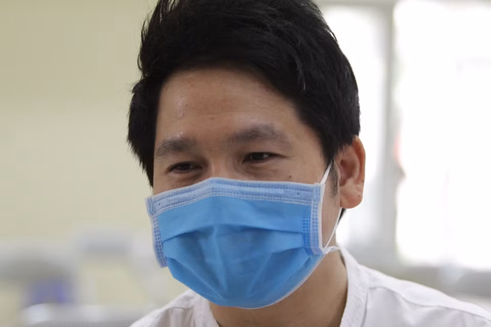 Trước đó, ca sỹ Trọng Tấn khởi xướng chiến dịch chung tay trao 10 tấn gạo cho những hoàn cảnh khó khăn. (Ảnh: CTV/Vietnam+)