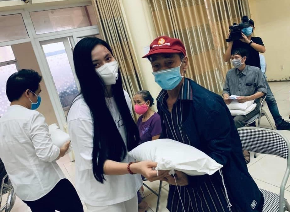 Chương trình của Trọng Tấn nhận được sự ủng hộ của nhiều đồng nghiệp. Sau khoảng ba ngày, chương trình đã quyên góp được 20 tấn gạo. (Ảnh: CTV/Vietnam+)