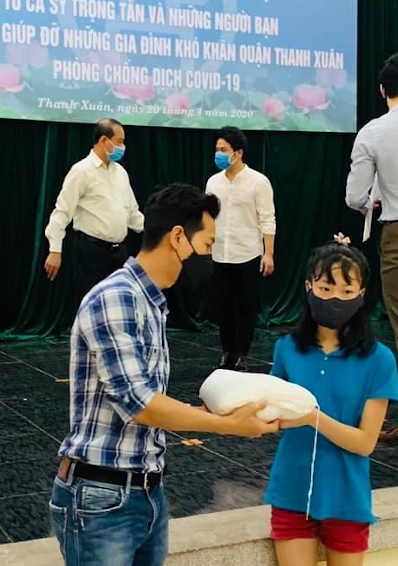 Sắp tới, các nghệ sỹ sẽ tiếp tục trao tặng gạo cho các chiến sỹ bộ đội ở Quảng Trị và những gia đình có hoàn cảnh khó khăn ở Hà Nam. (Ảnh: CTV/Vietnam+)