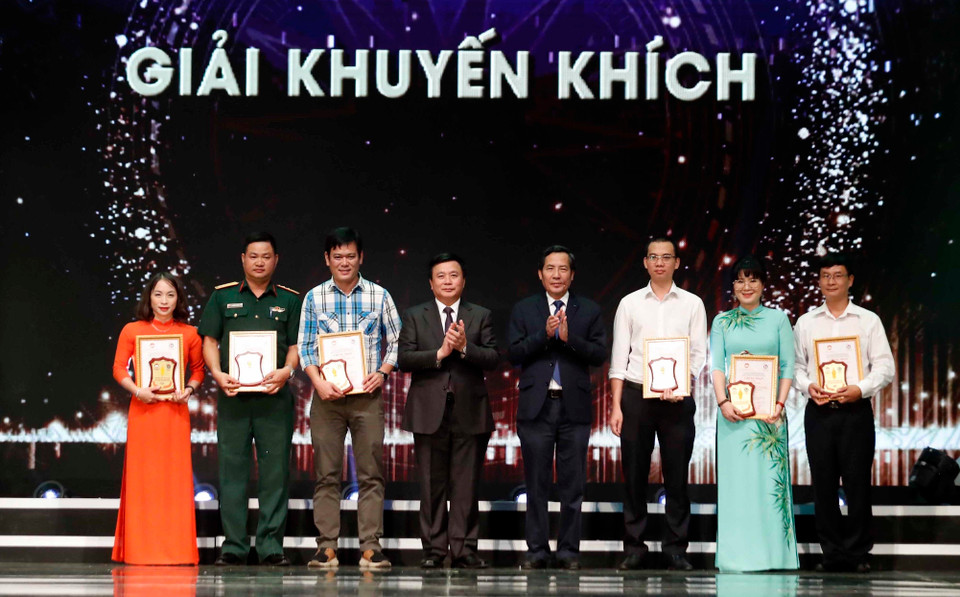 Năm nay, ban tổ chức trao giải cho 35 tác giả, nhóm tác giả có tác phẩm xuất sắc (trong đó có 4 giải A, 9 giải B, 10 giải C và 12 giải khuyến khích). (Ảnh: Minh Hiếu/Vietnam+)