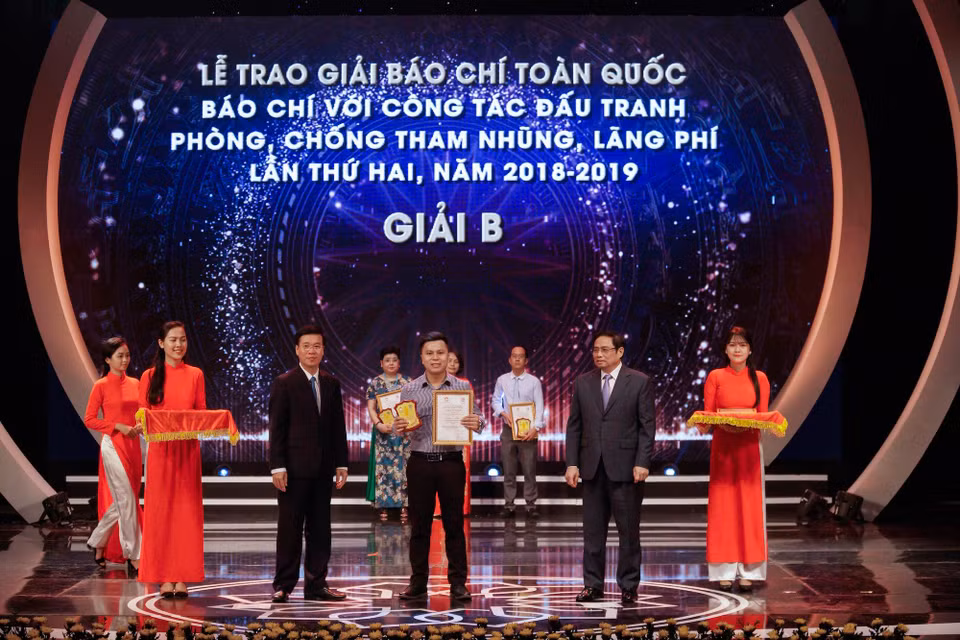 Tác giả Võ Mạnh Hùng - Báo Điện tử VietnamPlus nhận giải B với tác phẩm 'Ma trận vàng đen' trong cơn khát… năng lượng. (Ảnh: Minh Hiếu/Vietnam+)