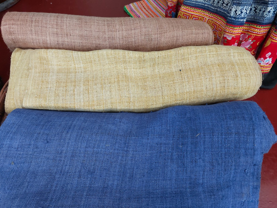 Những cuộn vải lanh mới nhuộm được trưng bày tại không gian Liên hoan trình diễn trang phục các dân tộc thiểu số Việt Nam khu vực phía Bắc. (Ảnh: Minh Thu/Vietnam+)