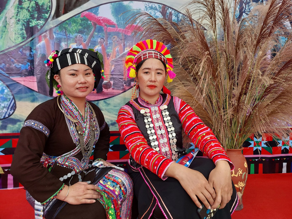 Hai cô gái Lự và La Hủ (tỉnh Lai Châu) trong trang phục cưới. (Ảnh: Minh Thu/Vietnam+)