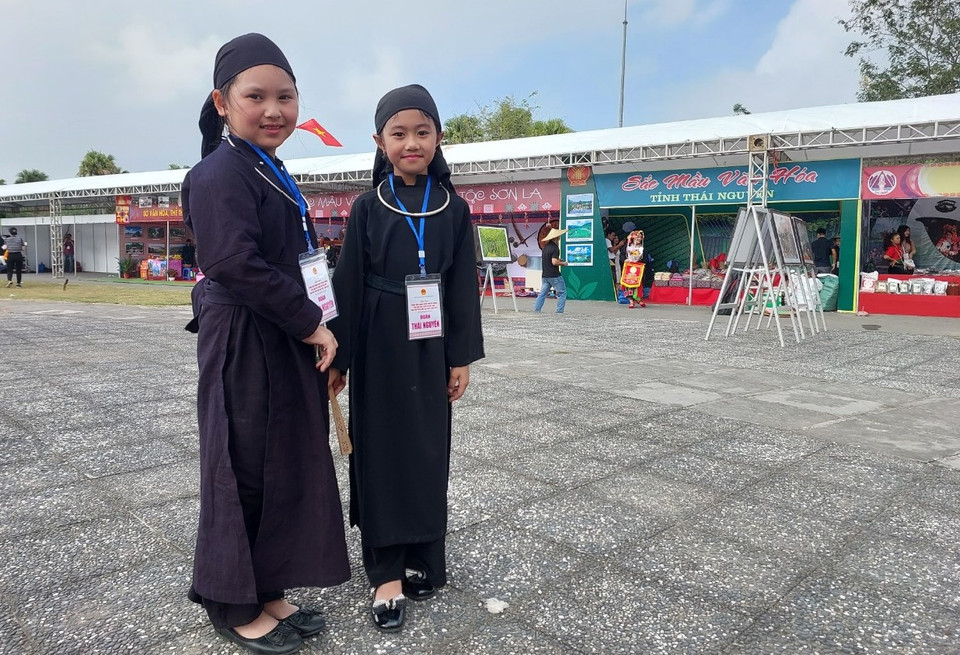 Hai em bé dân tộc Nùng ở Thái Nguyên. (Ảnh: Minh Thu/Vietnam+)