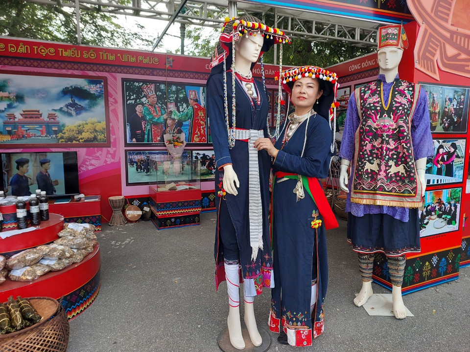 Những người tham gia Liên hoan đều phấn khởi khi được giới thiệu những nét đẹp văn hóa của dân tộc mình. (Ảnh: Minh Thu/Vietnam+)
