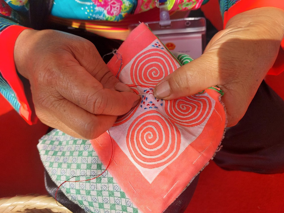 Bà cho hay những người phụ nữ lớn tuổi có kỹ năng thêu thùa rất điêu luyện. (Ảnh: Minh Thu/Vietnam+)