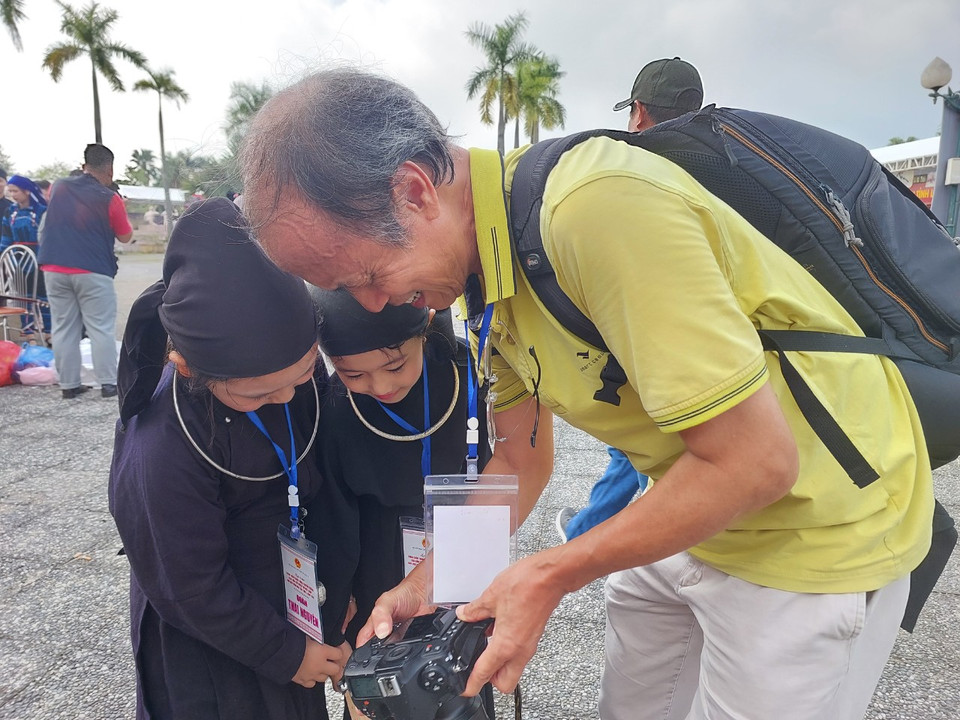 Thích thú ngắm nhìn hình ảnh của mình qua ống kính nhiếp ảnh gia. (Ảnh: Minh Thu/Vietnam+)