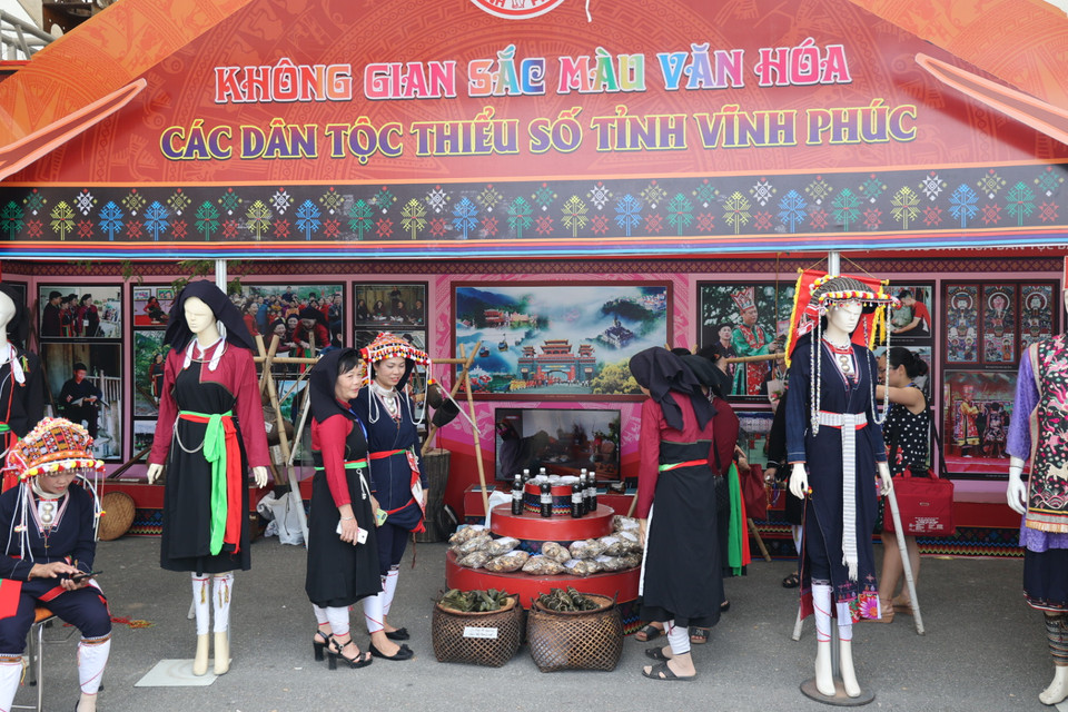 Không gian triển lãm của các dân tộc tỉnh Vĩnh Phúc. (Ảnh: Lê Phú/Vietnam+) 