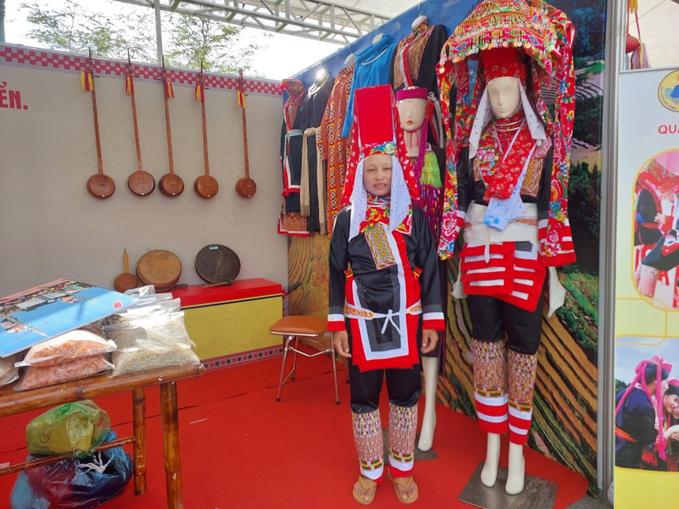 Phụ nữ Dao Thanh Phán (Bình Liêu, Quảng Ninh) thường quấn trên đầu một chiếc khăn màu đỏ, in hoạ tiết hoa văn và buộc dây ở cằm, thể hiện sự thuỳ mị, nết na và duyên dáng. Với người đã có chồng thì đầu cạo trọc, đội một hộp màu đỏ và phủ khăn hoạ tiết lên trên. (Ảnh: Minh Thu/Vietnam+)