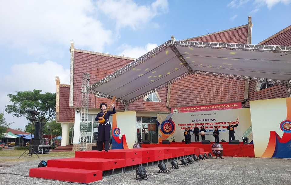 Phần trình diễn trang phục truyền thống của đồng bào dân tộc Tày tại khu vực sân khấu chính. (Ảnh: Minh Thu/Vietnam+)