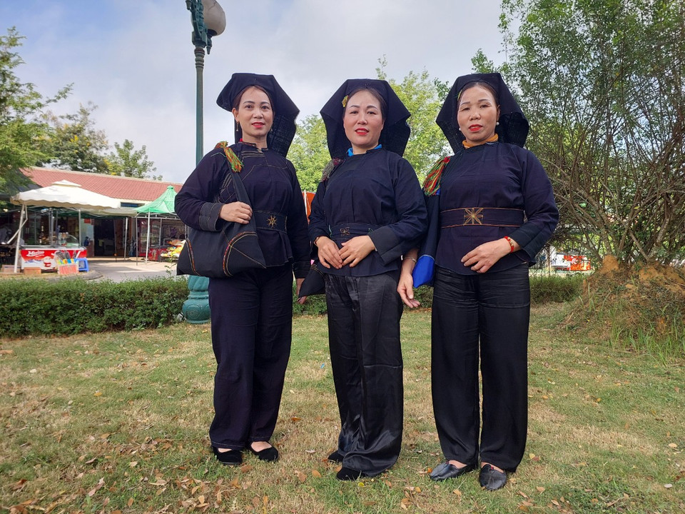 Chị Ma Thị Dung (giữa) cùng các chị em dân tộc Nùng về Thủ đô dự hội. Chị bày tỏ sự phấn khởi khi được giới thiệu văn hóa dân tộc mình qua bộ trang phục truyền thống người phụ nữ Nùng tự tay nhuộm vải, may và thêu. (Ảnh: Minh Thu/Vietnam+)