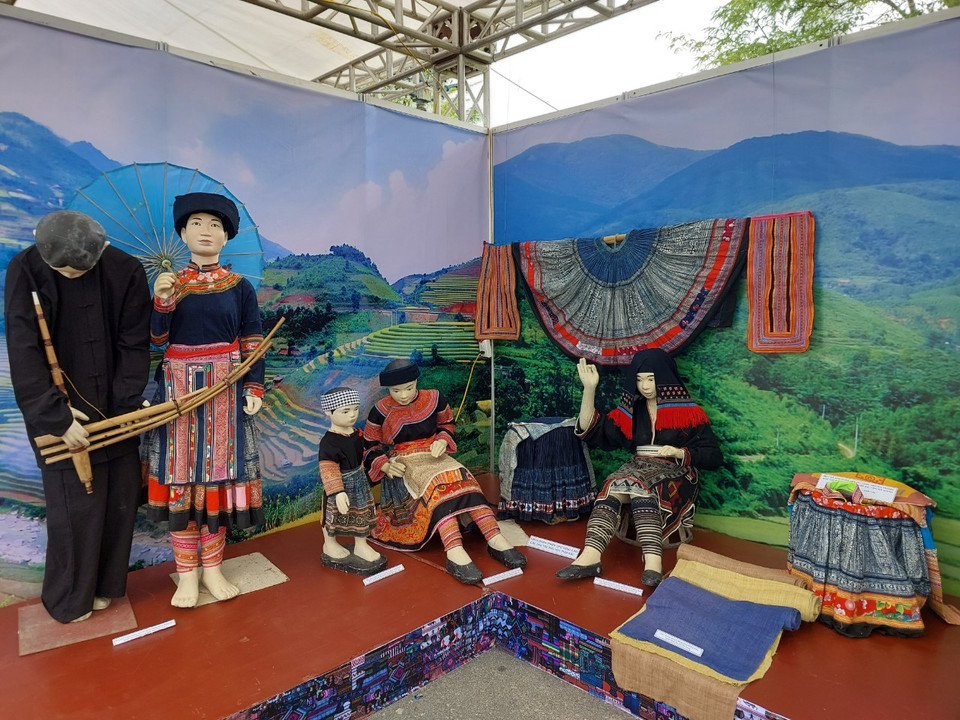 Góc trưng bày trang phục truyền thống của dân tộc Mông ở Hà Giang. (Ảnh: Minh Thu/Vietnam+)