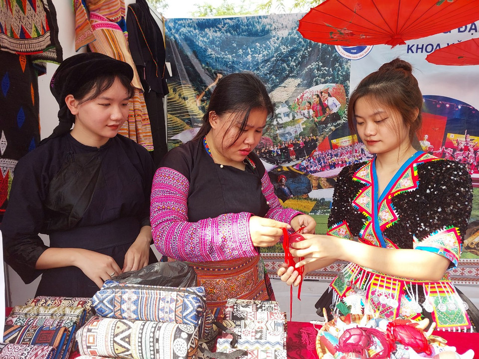 Những cô gái dân tộc Nùng ở Cao Bằng, dân tộc Mông ở Sơn La và dân tộc Mông ở Điện Biên (từ trái sang) tham gia ngày hội. (Ảnh: Minh Thu/Vietnam+)