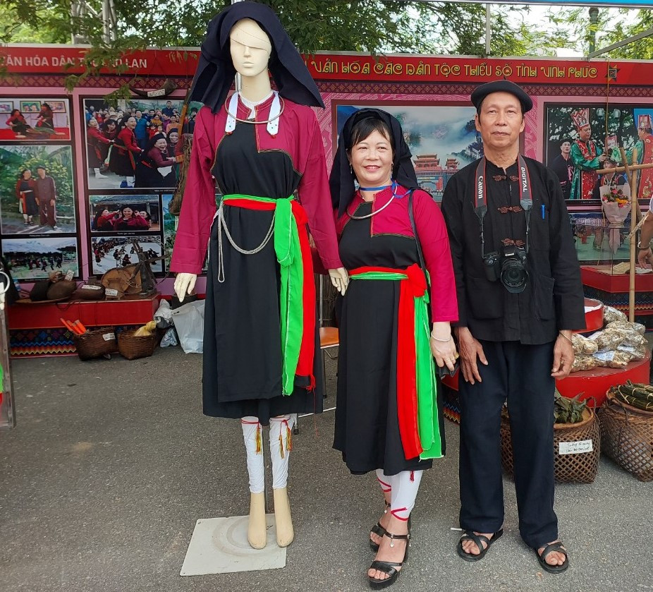 Trang phục của nam giới và phụ nữ người Cao Lan ở tỉnh Vĩnh Phúc. (Ảnh: Minh Thu/Vietnam+)