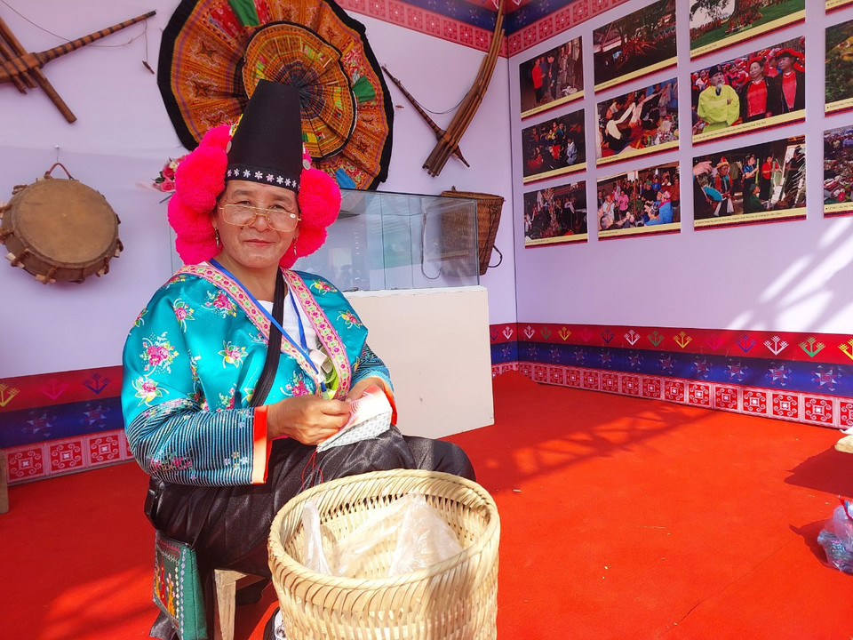 Bà Vừ Thị Súng, dân tộc Mông, ngồi thêu trong gian hàng của tỉnh Sơn La. (Ảnh: Minh Thu/Vietnam+)