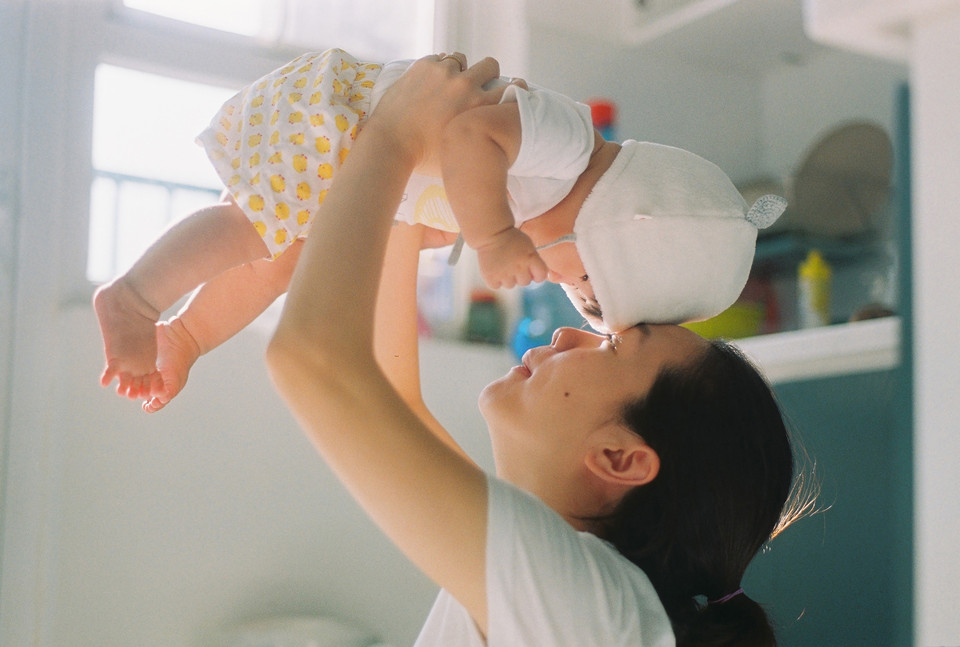 Phút giây ngọt ngào của tình mẫu tử qua 'Mẹ con' (tác giả Nguyễn Phương Linh). (Ảnh: BTC)