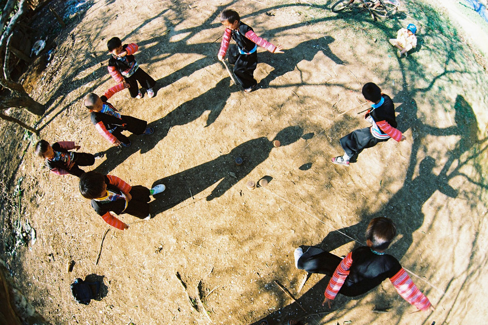 'Chơi gụ Tết Mông' (tác giả Tùng Nguyễn) gợi lại những ký ức tuổi thơ. (Ảnh: BTC)