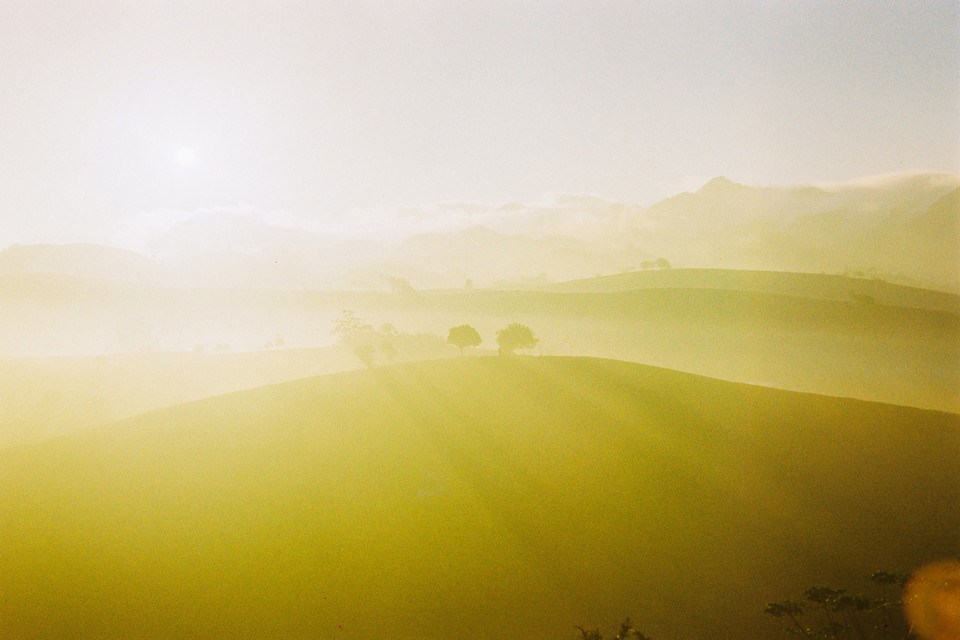 'Bình minh' của Phan Văn Long đẹp như bức tranh vẽ. Qua những tác phẩm trưng bày tại triển lãm, hình ảnh thiên nhiên, đất nước và con người Việt Nam được tái hiện sinh động, đầy màu sắc với nhiều cung bậc cảm xúc. (Ảnh: BTC)