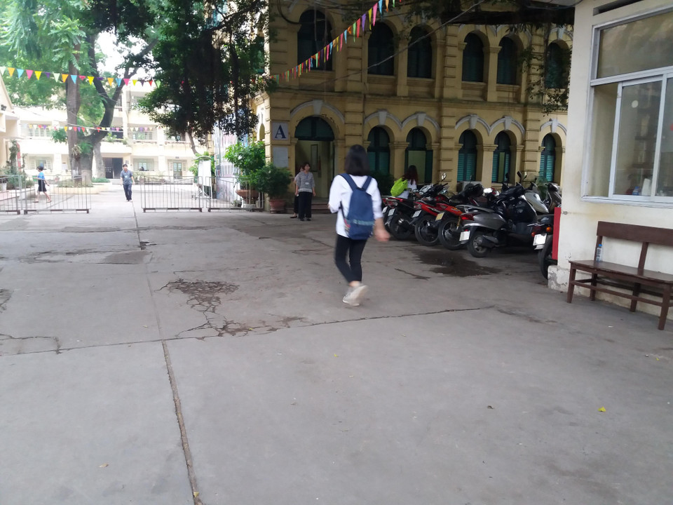 Vội vã chạy vào điểm thi cho kịp giờ. (Ảnh: PM/Vietnam+)