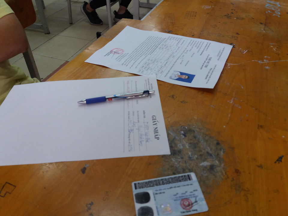 Vật dụng cơ bản để mang vào phòng thi với môn Ngữ văn chỉ gồm bút, chứng minh thư nhân dân, thẻ dự thi. (Ảnh: PM/Vietnam+)