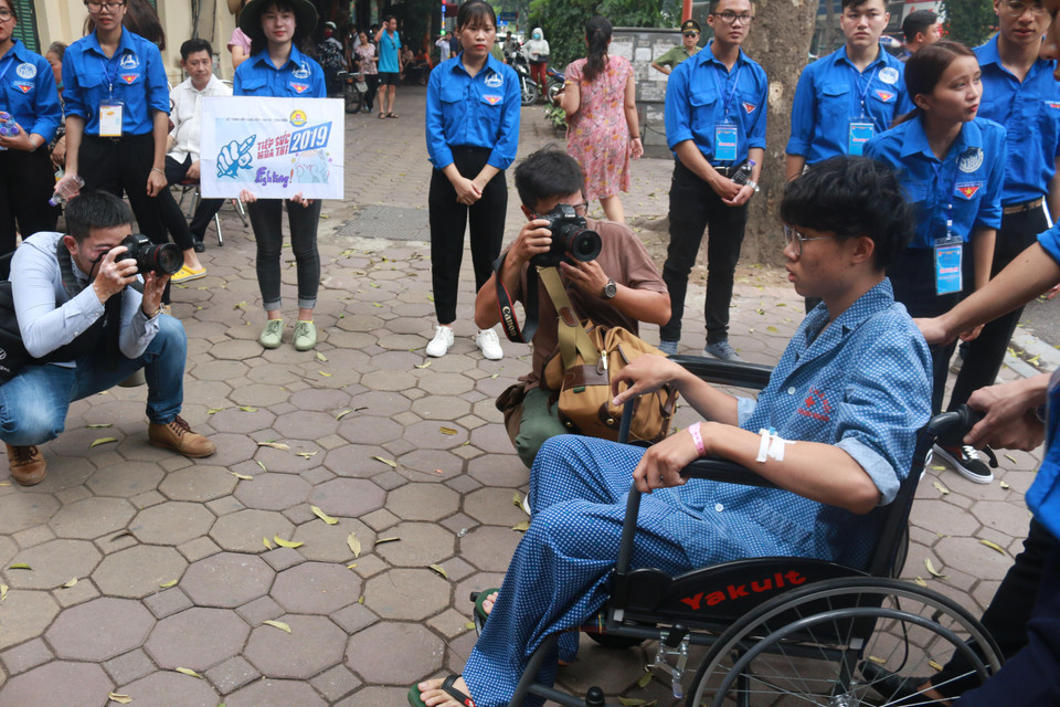 Theo quy chế thi, Tân sẽ được miễn xét tốt nghiệp trung học phổ thông, nhưng em vẫn cố gắng đến dự thi. (Ảnh: Nguyễn Hoàng/Vietnam+)