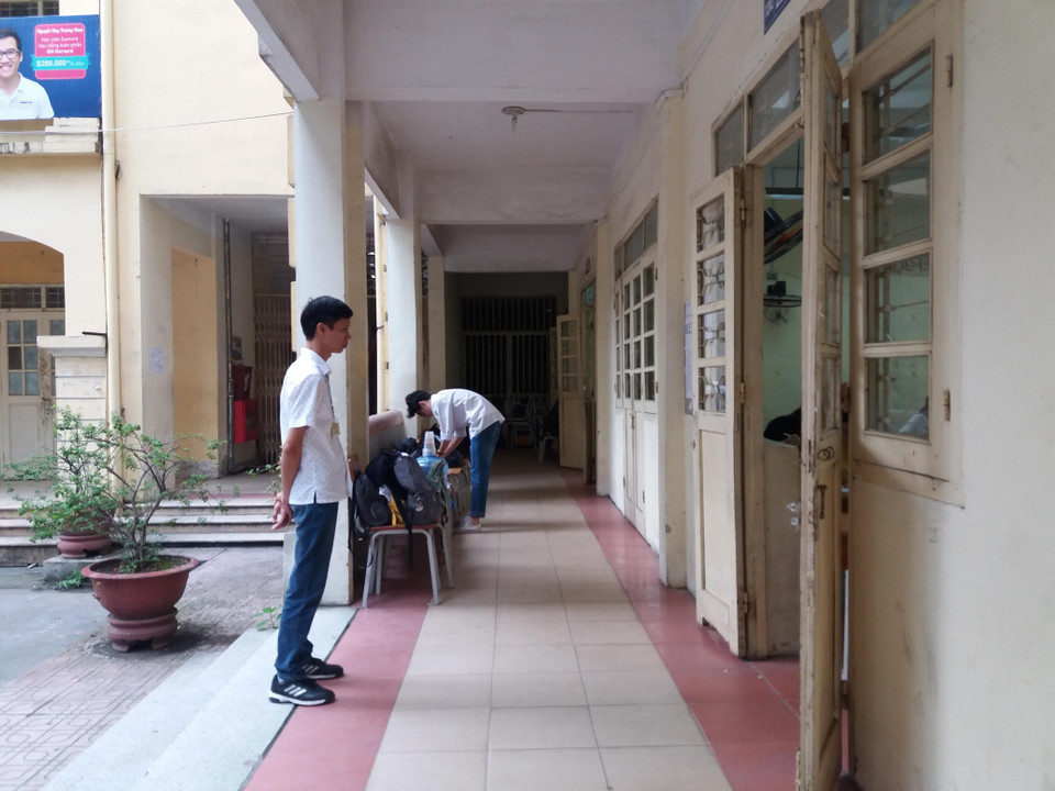 Giám thị hành lang luôn sát sao mọi hoạt động của thí sinh. (Ảnh: PM/Vietnam+)