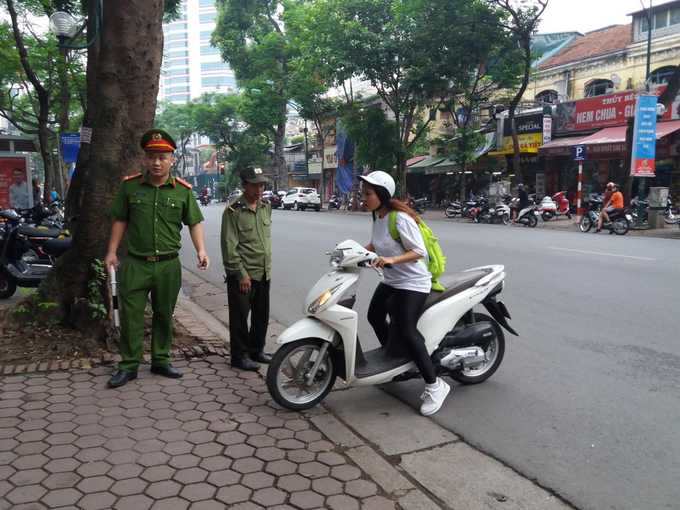 Tuy nhiên, vẫn còn một số thí sinh đến muộn. (Ảnh: PM/Vietnam+)